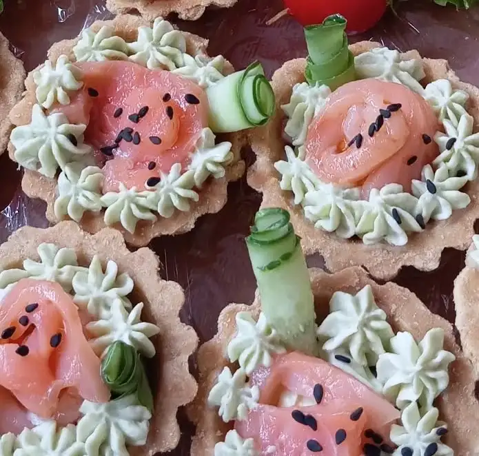 Тарталетка с муссом из авокадо и семгой