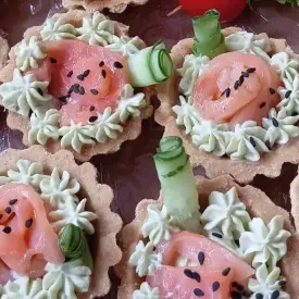 Тарталетка с муссом из авокадо и семгой