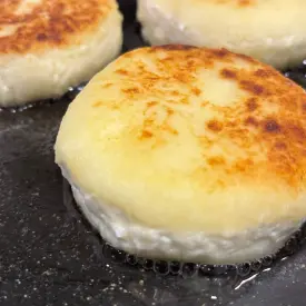 Сырники с домашним вареньем и сметаной