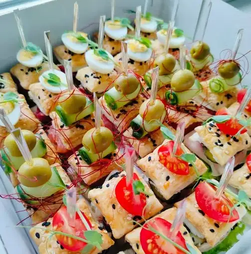 Канапе-клаб из слоёного теста