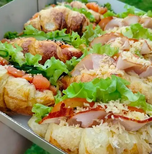 Круассаны с ветчиной или рыбой