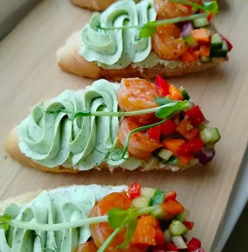 Брускетты с креветкой, муссом из базилика и овощной сальсой