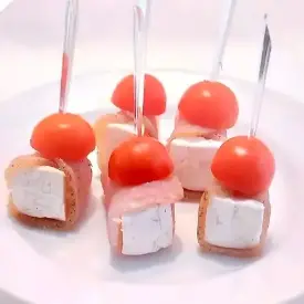 Канапе «Бри + черри + полендвица»