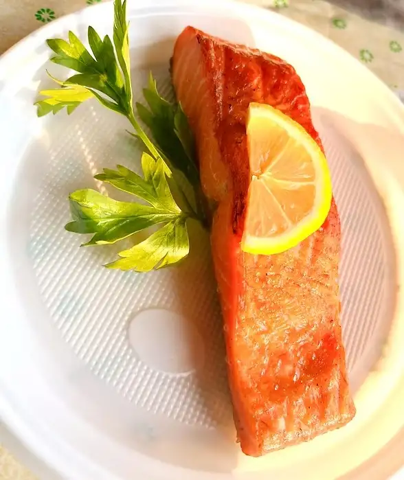 Запеченный лосось на гриле с лимоном