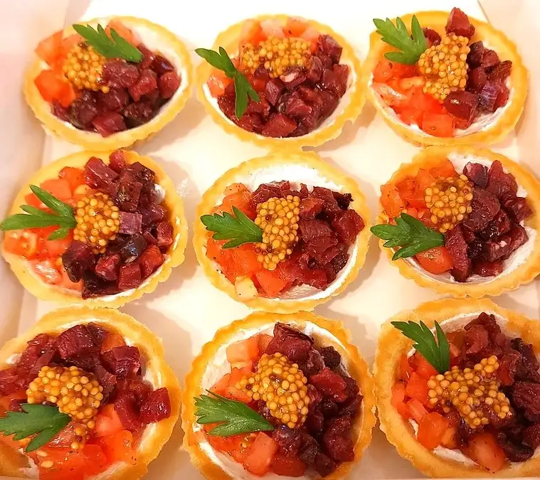 Тарталетка с тартаром из говядины