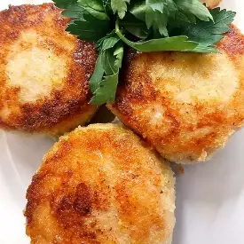 Биточки куриные с начинкой с плавленным сыром