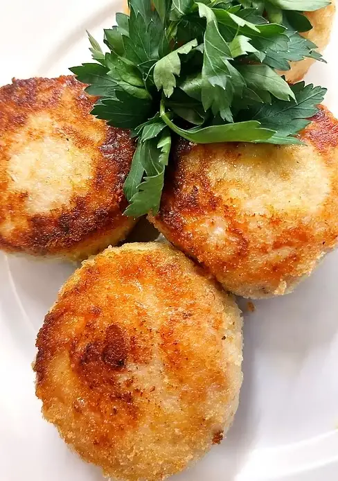 Биточки куриные с начинкой с плавленным сыром