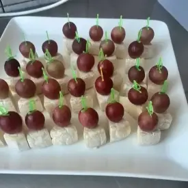 Канапе сыр бри + виноград