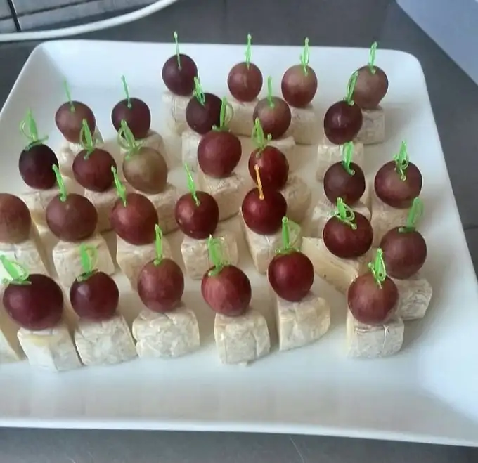 Канапе сыр бри + виноград