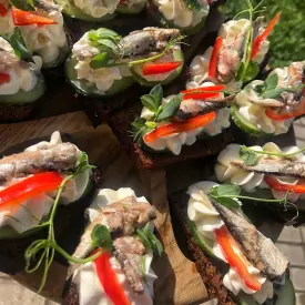 Канапе с селедкой или шпротами