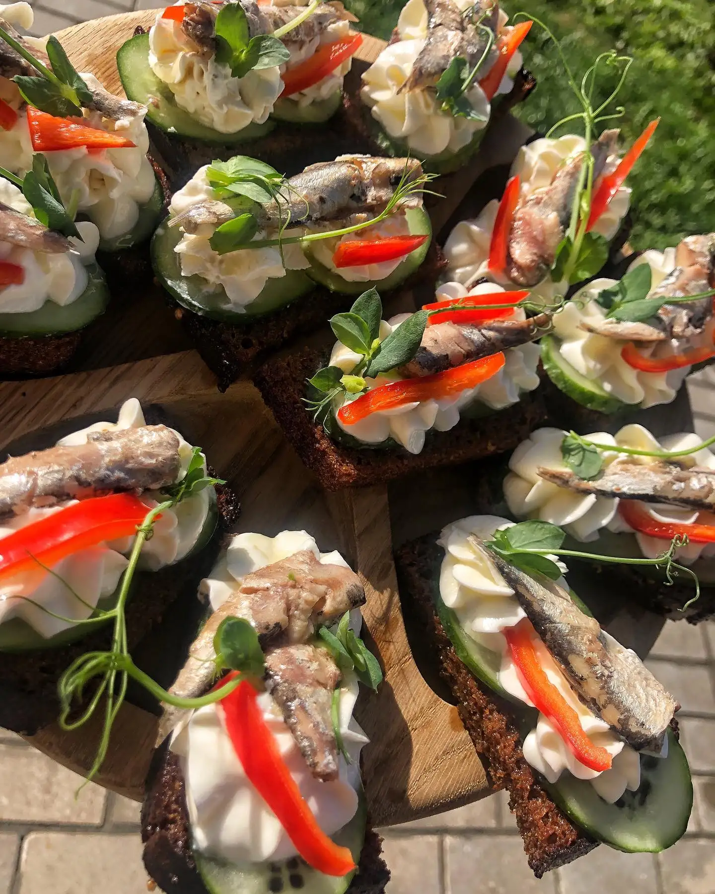 Канапе с селедкой или шпротами