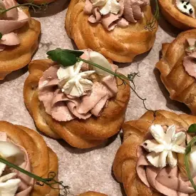 Профитроли с паштетом из печени индейки