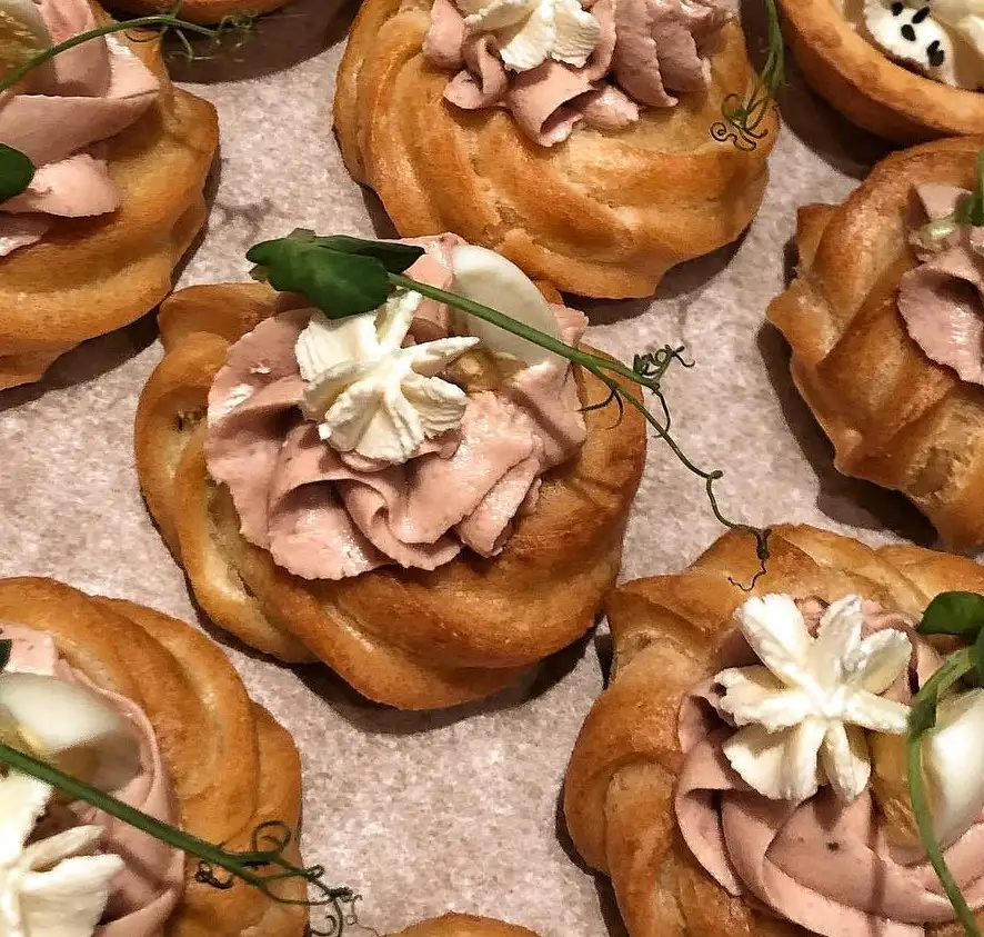 Профитроли с паштетом из печени индейки