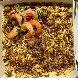 Салат с креветками, курицей и ананасом