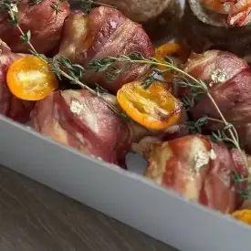 Фаршированные куриные голени в беконе