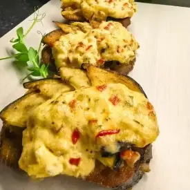 Язык запечённый с соусом тар-тар