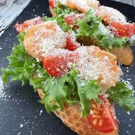 Брускетта «Цезарь с креветкой»