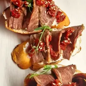 Брускетта с говядиной и вялеными томатами