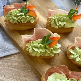 Профитроли с зелёным муссом и хамоном