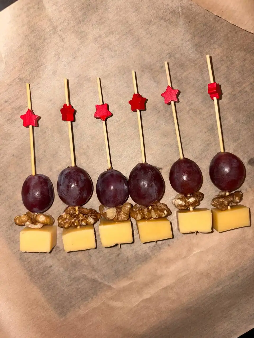 Канапе виноград/грецкий орех/сыр