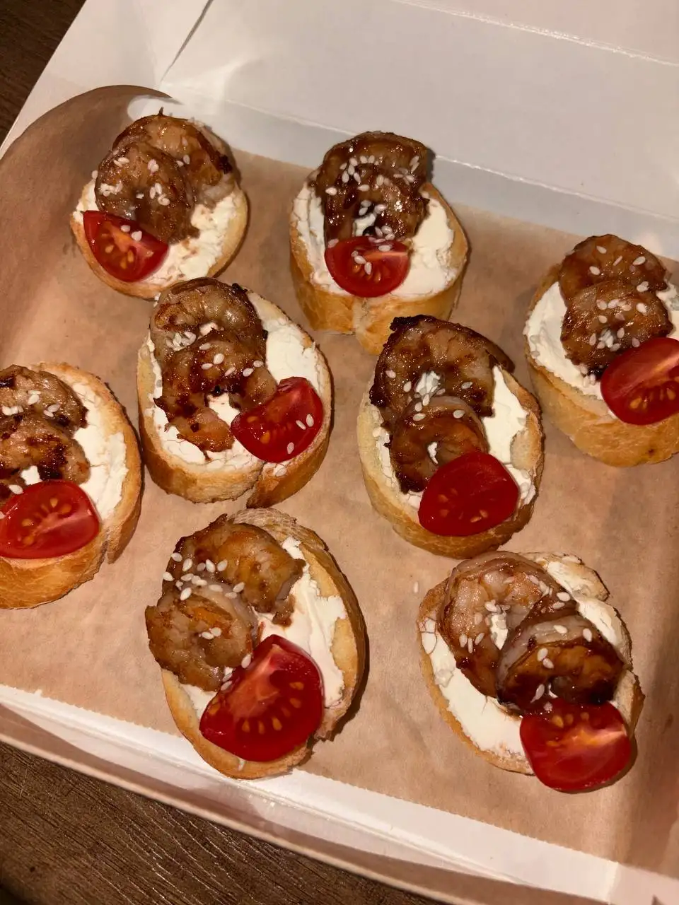 Брускетты с креветкой и черри