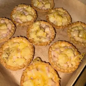 Тарталетки с ветчиной и ананасами