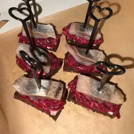 Сельдь со свеклой на Бородинском хлебе