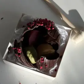 Шоколадный шар с конфетами