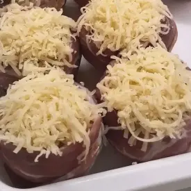 Шампиньоны, фаршированные в беконе