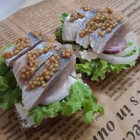 Брускетта на черном хлебе