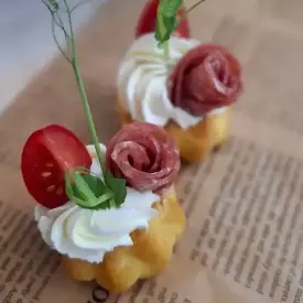 Профитроли с салями