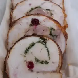 Рулет из птицы с клюквой