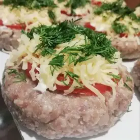 Стожки с томатом под сырной шапочкой