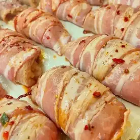 Рулетики из филе с сыром и вялеными томатами в беконе