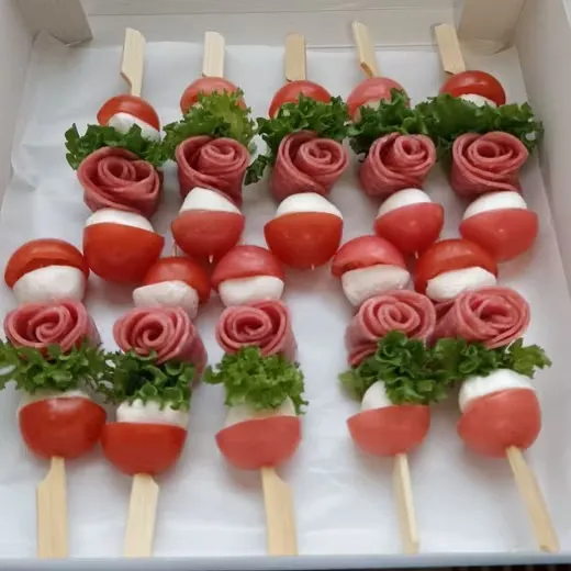 Канапе-капрезе с салями