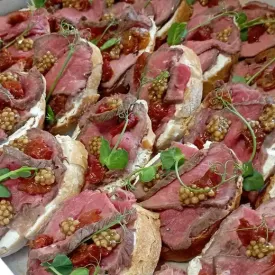 Брускетта с говядиной 