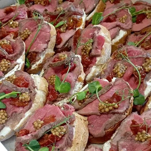 Брускетта с говядиной