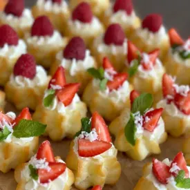 Профитроли с сыром маскарпоне и свежими ягодами