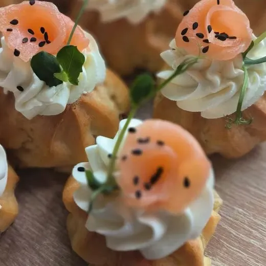 Профитроли с форелью