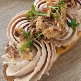 Брускетта с утиным паштетом и жареным луком