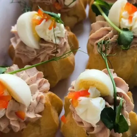 Профитроли с утиным паштетом и перепелиным яйцом