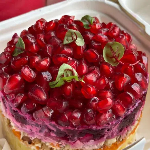 Бенто салат "Гранатовый браслет"