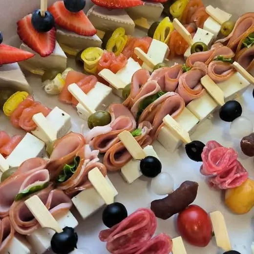 Канапе на шпажках