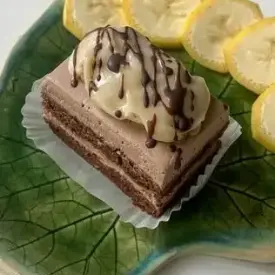 Пирожное шоколадное с карамелью и бананом