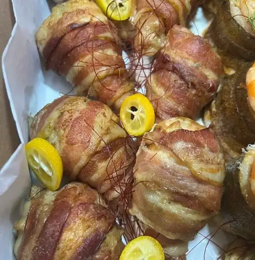 Куриные голени с сыром в беконе