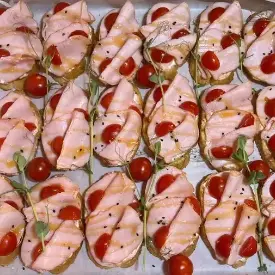 Брускетта с карбонадом и черри