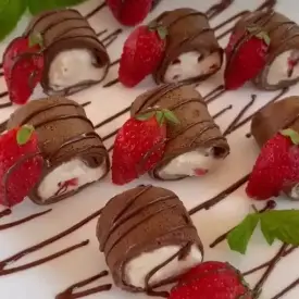 Шоколадные блинчики с рикоттой и сезонными фруктами