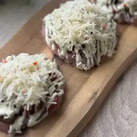 Индейка с овощной начинкой и йогуртовым соусом