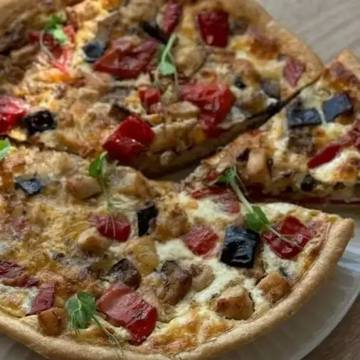 Киш с баклажаном, перцем и птицей