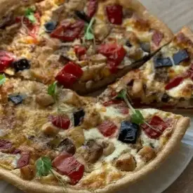 Киш с баклажаном, перцем и птицей